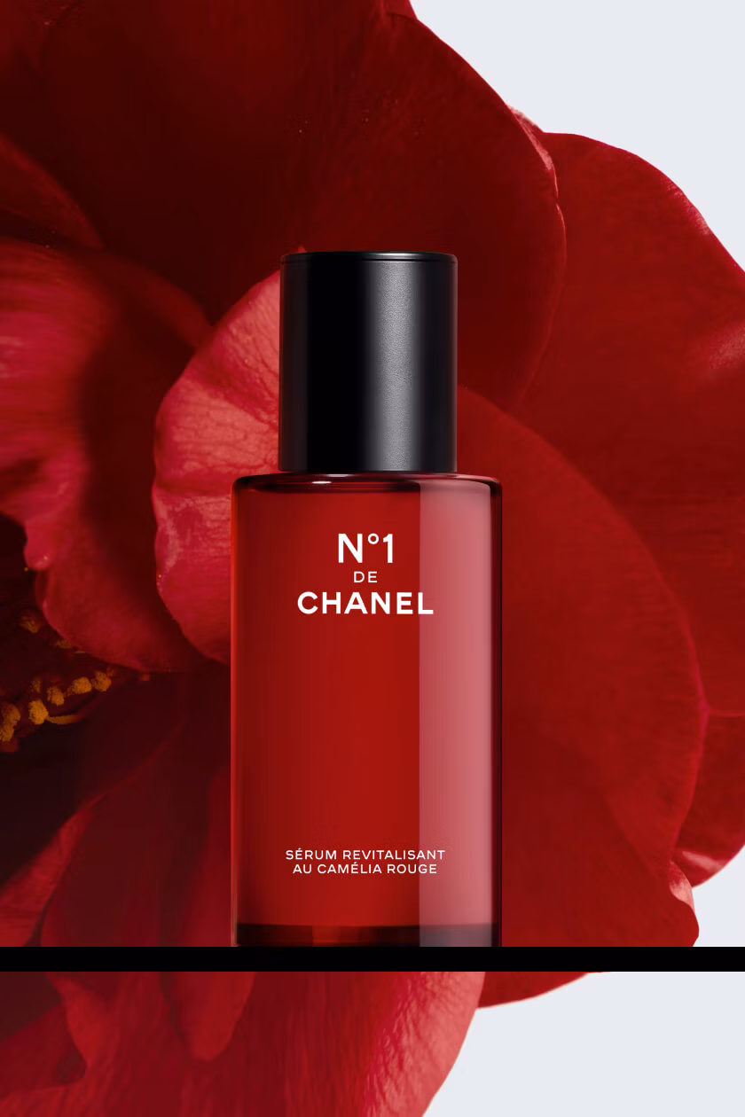N°1 de CHANEL, Sérum Revitalisant and Émulsion Jeunesse Affinante beside a red camellia