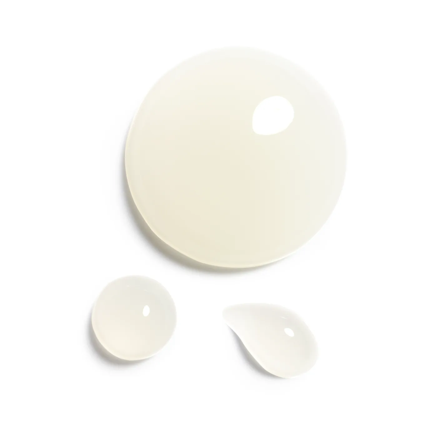 The serum texture, a golden revitalizing drop.